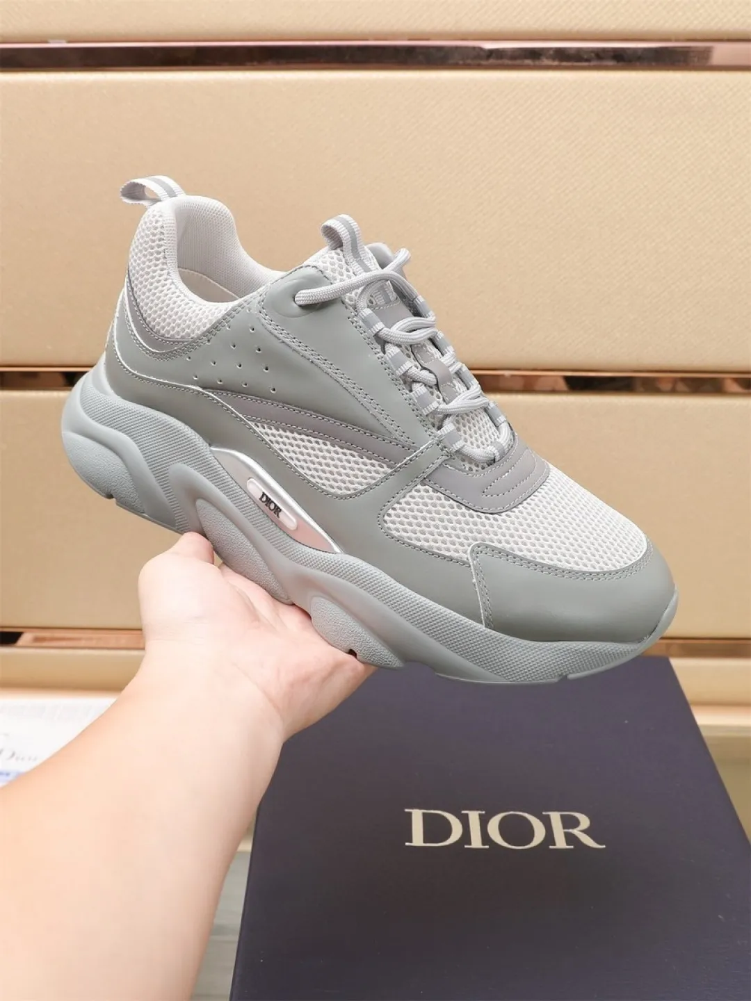 Men's shoes 💰P460💰【Dior】Dior✨ is online at the same time👏 This casual sneaker is a new product in the series and continues Di*r's classic style. The upper is made of original mesh and cow leather, with a two-color textured outsole, and the brand's iconic details on the rear collar and heel to enhance the style. Fashionable and versatile. Wear it with jeans or slacks for a casual look. Size: 38-44 (45 customized)